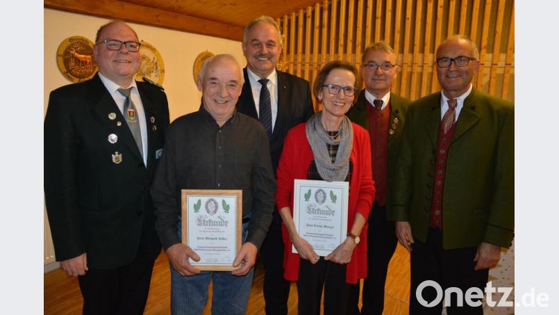 Für jahrzehntelange Treue zum Schützenverein Königshütte wurde zahlreichen Mitgliedern gedankt. Unser Bild zeigt (von links) Stellvertretender Gauschützenmeister Martin Dietz, Richard Siller (60 Jahre Mitglied), Bürgermeister Johann Burger, Christa Menzel (50 Jahre Mitglied), Schützenmeister Franz Paschke und Vorsitzender Eberhard Kirchner. Bild: jr