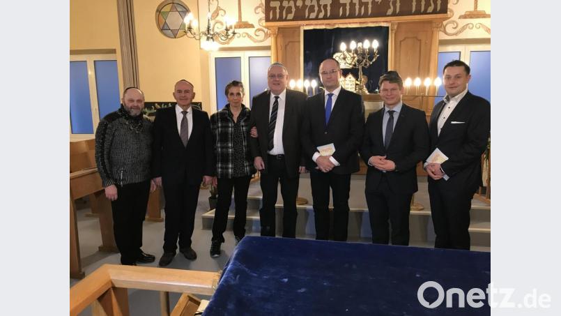 Ein „außergewöhnlich schöner Gebetsraum“, schwärmt Albert Füracker (Dritter von links). Mit dabei (von links): CSU-Kreisvorsitzender Stephan Gollwitzer, OB-Kandidat Benjamin Zeitler, Finanzminister Albert Füracker, Bürgermeister Lothar Höher, Stadtratskandidatin Sevil Alieva, Gemeindevorsitzender Leonid Shaulov und dessen Stellvertreter Evgenij Lerner (von rechts). Bild: eig