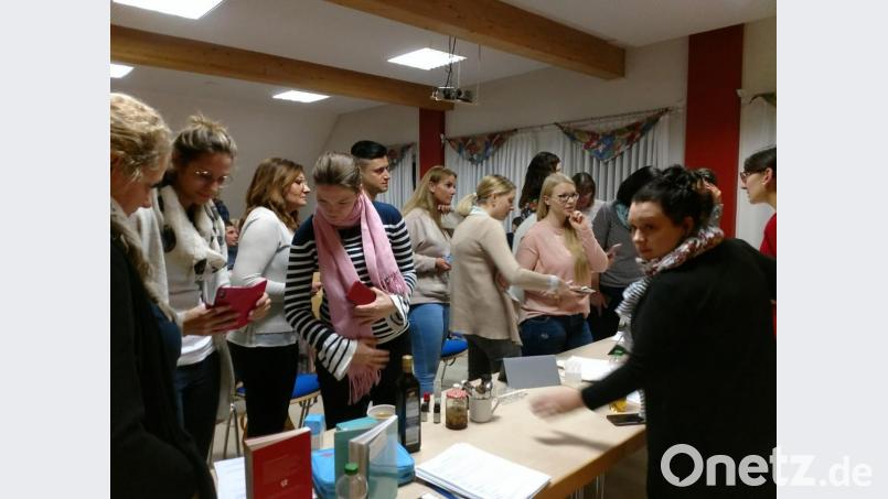 Die Kinderkrankenschwestern Kathrin Sträche und Tina Habermeier hab zahlreiche Tipps, die gegen Erkältungen helfen. Bild: exb/Anna Lindner