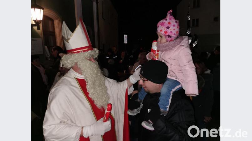 Sankt Nikolaus beschenkt am Rathaus zahlreiche Kinder. Bild: gz