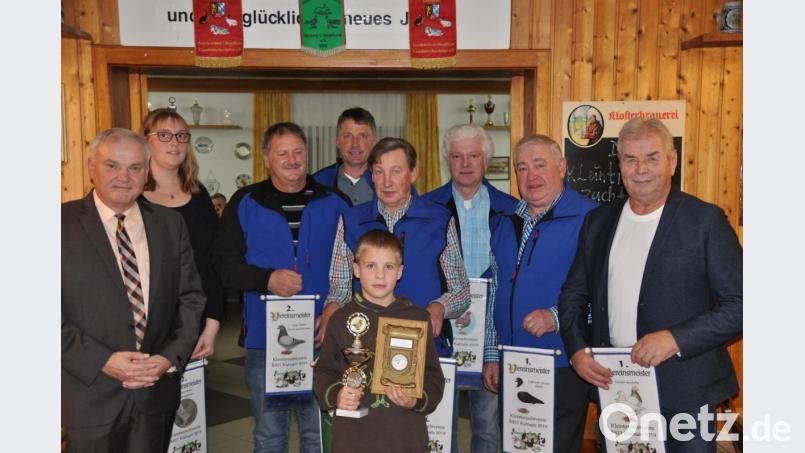 Die Vereinsmeister Geflügel (von links): Bürgermeister Günter Kopp, Katja Kopp, Otto Hörl, Georg Wiesent, Johann Scherm, Gerhard Schlicht, Vorsitzender Helmut Kopp und Georg König sowie Sebastian Söllner (vorne). Bild: ak