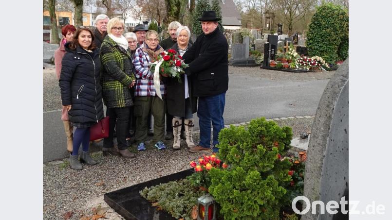 "Robby, wir werden dich immer im guten Andenken bewahren", sagte Herbert Schmid (rechts) zum zehnten Todestag am Grab von Karlheinz Rothballer im Beisein seiner Genossen und dessen Witwe. Bild: Dobmeier