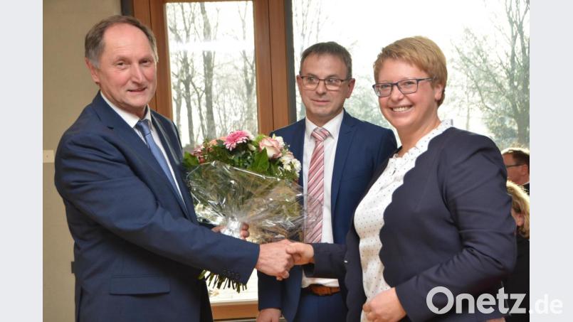 Mit einem Blumenstrauß bedankte sich Konrektor Richard Troglauer auch bei Reils Ehefrau Evi. Bild: dob