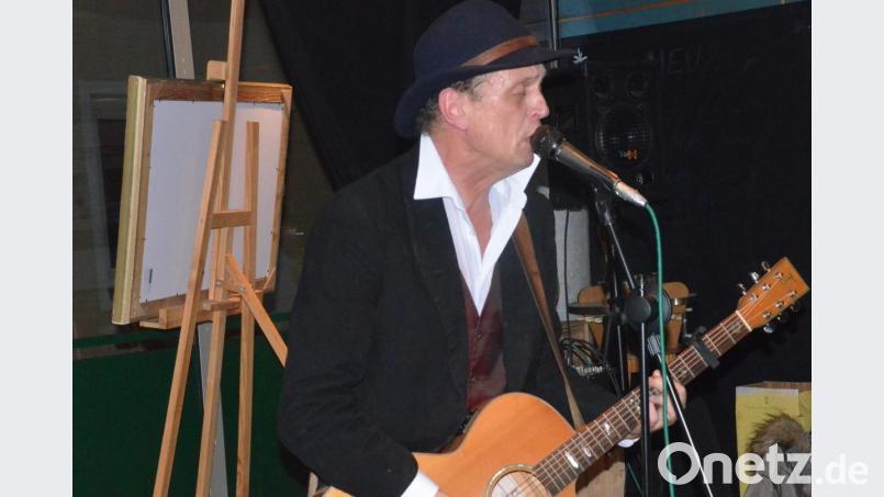 Der Finne Martti Mäkkela beim Schaufensterkonzert in der "Milchbar". Bild: Kunz