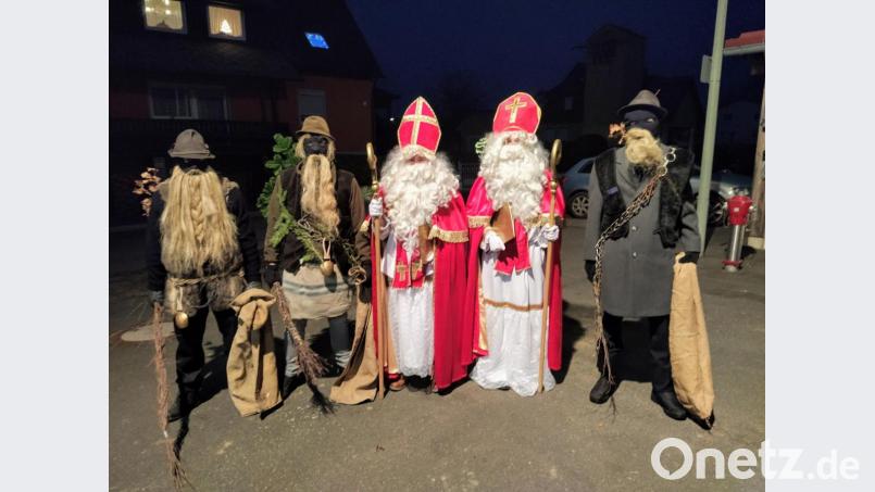 Seit Jahrzehnten sind in der Pfarrgemeinde Hohenthan am Vorabend des 6.Dezember Nikolaus und Knecht Rupprecht unterwegs, organisiert von der Landjugend. Mit neuen Kräften konnte dabei beim Nikolausdienst eine Verjüngung erreicht werden. Bild: rdh