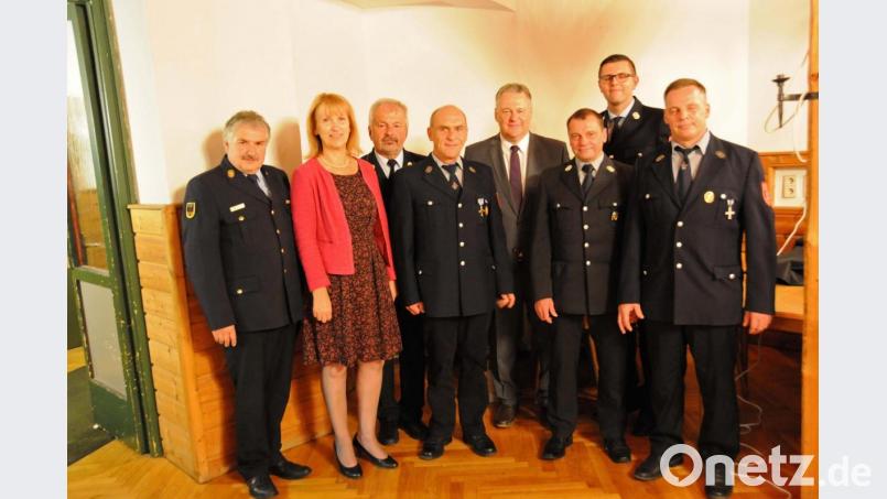Kommunalpolitiker und Feuerwehr-Führungskräfte gratulieren Joachim Strenzel zum Ehrenzeichen in Gold des Freistaats Bayern. Bild: Robert Graf