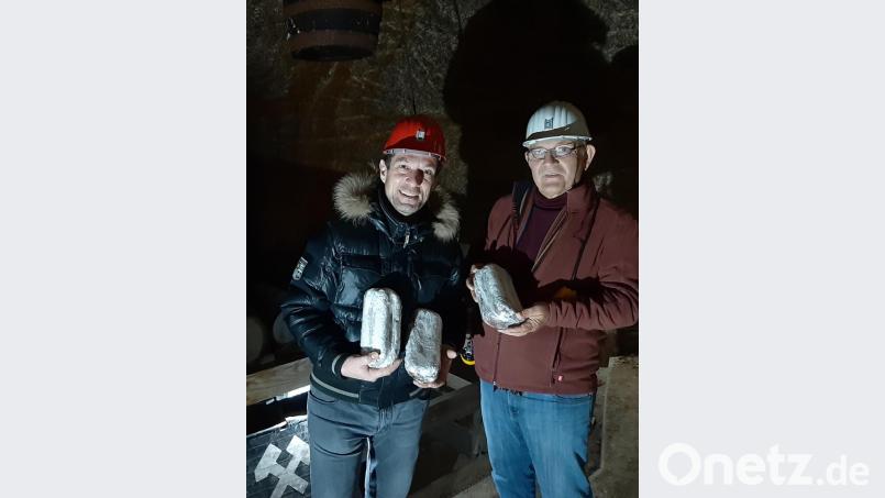 Bäckermeister Markus Steinleitner (links) und Bergdirektor Thomas Obermüller
mit den edlen Stollen aus dem Stollen. Bild: gis