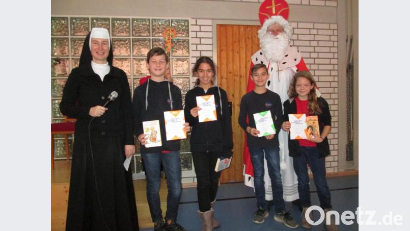 Mit (von links) Schwester M. Theresia Hauthaler sowie den Vorlese-Siegern freut sich Joshua Speigl, Evelyn Hagerer, Jakob Beck und Larissa Böhm freut sich der Nikolaus. Bild: exb