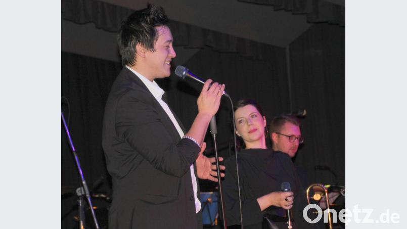 Die Sänger Björn Bussler und Karin Holz sind in der Bigband das Tüpfelchen auf dem "I". Bild: Schönberger, Ferdinand [fsb]