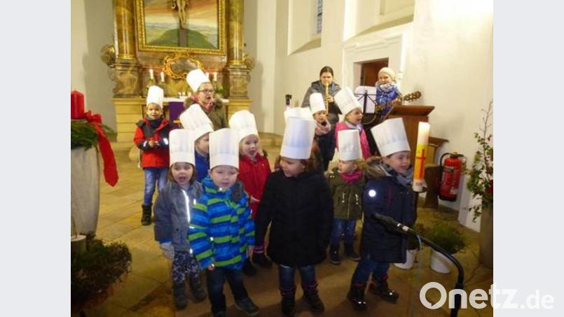 Die Singing Kids erfreuten unter Leitung von Susanne Meyer und begleitet von Corinna Grünbauer (Flöte) und Romina Stark (Gitarre) mit dem Lied „In der Weihnachtsbäckerei“. Bild: bk