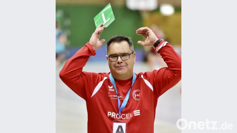 &quot;Ich mach&#039;s&quot;, scheint Wolfgang Thom zu sagen. Er übernimmt die Männertruppe des HC Sulzbach, die Frauen hatte er bereits in der abgelaufenen Saison trainiert. Bild: Ziegler