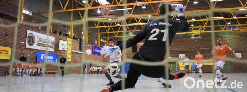 Da hatte Daniel Fijalkowski keine Chance: Der Torwart der DJK Weiden musste diesen Schuss eines Spielers des VfB Mantel passieren lassen. Egal: Beide Mannschaften qualifizierten sich für die Zwischenrunde der Futsal-Kreismeisterschaft. Bild: Büttner, Gerhard