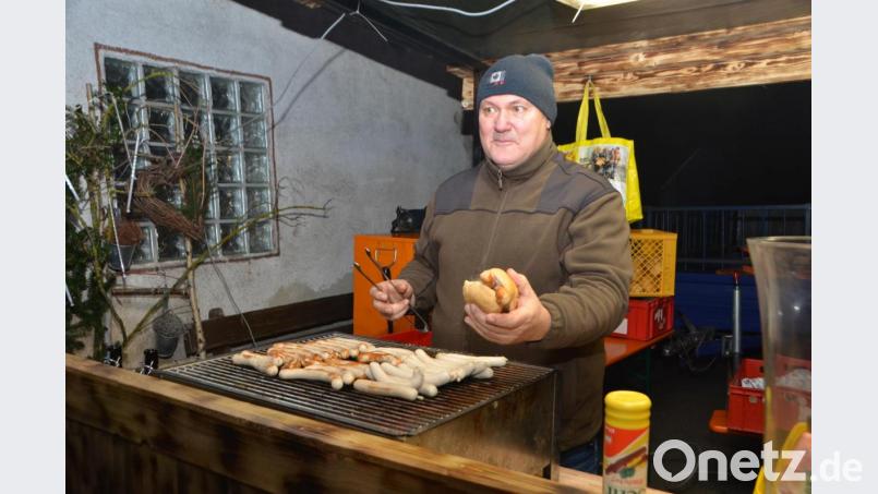 Jürgen Vay ließ den Bratwurstrost nicht abkühlen und grillte die von der Metzgerei Bergler aus Waldthurn spendierten Bratwürste. Bild: dob