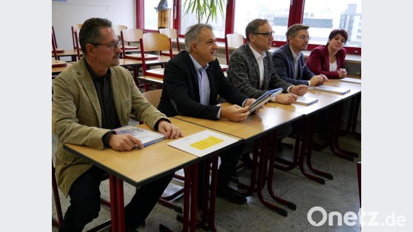 Die „Schüler“ bei der Präsentation der vielfältigen Möglichkeiten des digitalen Unterrichts: (von links) Stephan Drexler, Roland Grillmeier, Bernd Sommer, Tobias Reiß und Anna Toman. Bild: hmr