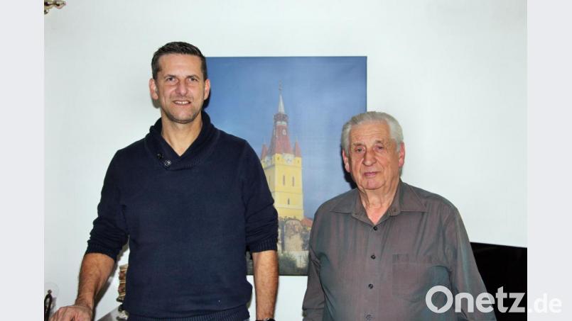 Bürgermeister Roman Berr (links) besucht Erwin-Hans Crestels an dessen 85. Geburtstag. Im Hintergrund ein Bild vom Wahrzeichen in Kronstadt. Bild: ds