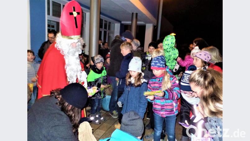 Wenn der Nikolaus seine Geschenke auspackt, sind die Kinder nicht mehr zu halten. Bild: jml