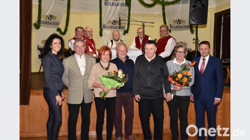 Aus unterschiedlichen Gründen prägen sie das BSW-Treffen: (vorne von links) Tanja Hochholzer, Helmut Fastner, Silvia und Karl-Heinz Buchberger, Paul und Inge Herrmann sowie Bürgermeister Jens Meyer. Dahinter die &quot;Weidener Rotkehlchen&quot;. Bild: hcz