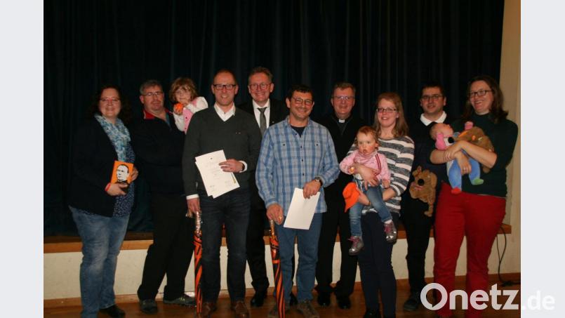 Beim Kolpinggedenktag zeichneten Vorsitzender Christian Kastner (Vierter von links) und Stadtpfarrer Bernd Philipp (Vierter von rechts) Thomas Schücke und Harald Meichner (Bildmitte mit Urkunden) für ihre 25-jährige Treue zum Verband und ihre vorbildliche Mitarbeit in der Vereinsführung aus. Zudem wurden sieben neue Mitglieder per Handschlag in die Gemeinschaft aufgenommen. Bild: fpoz