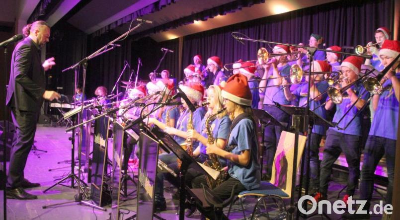 Die „Youngsters“ in Aktion. Die Nachwuchs-Bigband begeistert die Zuhörer in der Stadthalle. Bild: Schönberger, Ferdinand [fsb]