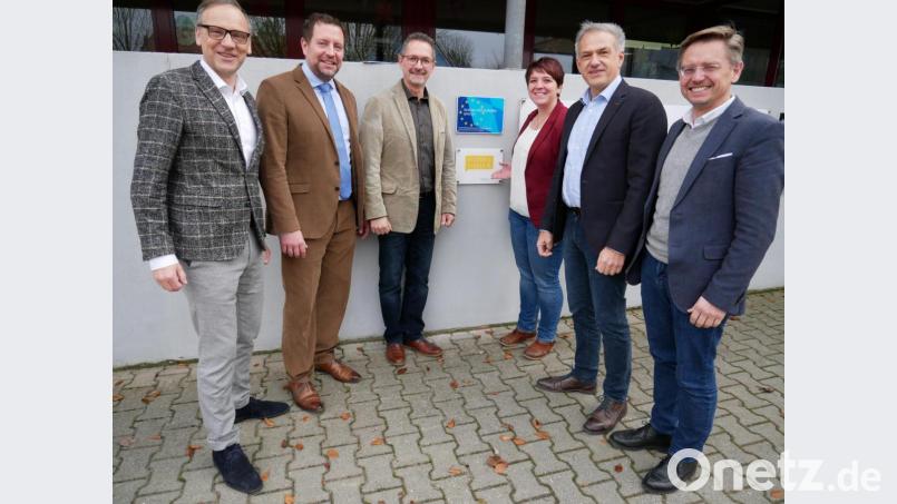 Gäste und Schulleitung beim Anbringen des Schildes für die Auszeichnung als „Digitale Schule“: (von links) Bernd Sommer, Reiner Summer, Stephan Drexler, MdL Anna Toman, Roland Grillmeier und MdL Tobias Reiß Bild: hmr