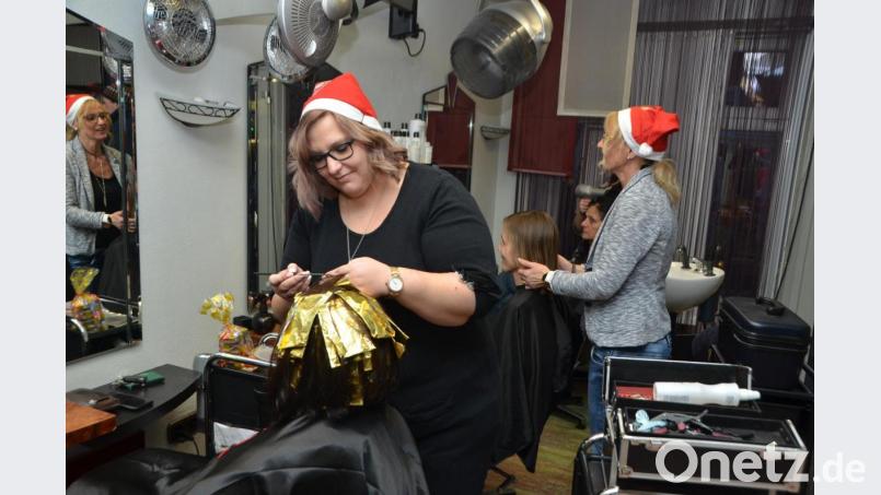 Mit ihren roten Zipfelmützen erinnerten die Friseusen von Günther Schönberger an den Nikolaustag. Bild: dob