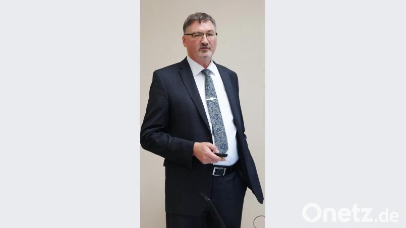 Bürgermeister Hans Prechtl referiert beim Seniorenkreis Stulln zur Entwicklung der Gemeinde und stellt kurz gefasst das Mobilitätskonzept des Landkreises Schwandorf unter dem neuen Begriff „Baxi“,der Anrufbus, vor. Bild: ohr