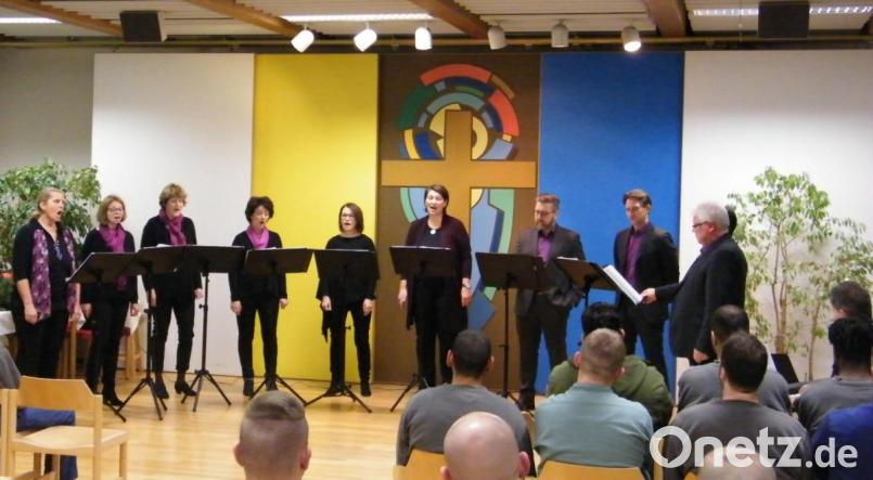 Das Vokalensemble &quot;ChorDiSono&quot; tritt in der Kapelle der JVA Weiden auf. Bild: exb