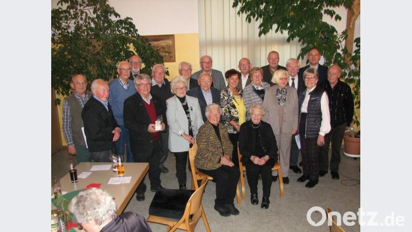 Vorsitzender Georg Stahl (Vierte von links) bedankt sich bei den Gründungsmitgliedern für ihre 20-jährige Treue zur Seniorenunion im Kreis Neustadt/WN und zeichnet sie mit Urkunden und Präsenten aus. Bild: knh