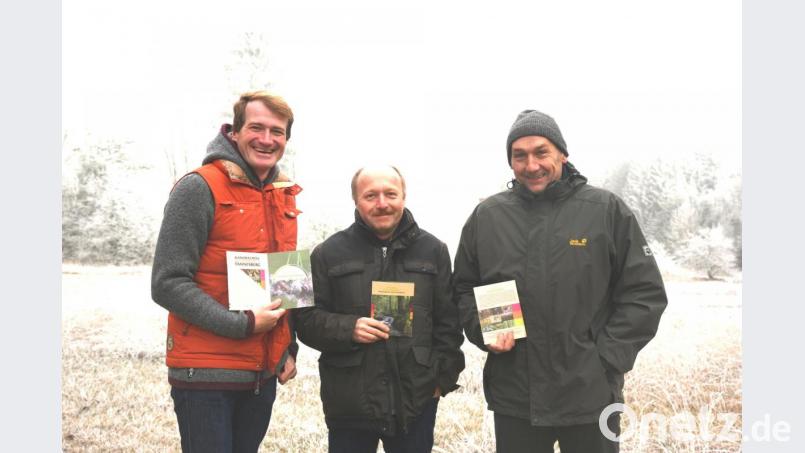 Bei der Vorstellung der DVD-Version über das Kainzbachtal hatten Florian Lang, Projektmanagemen &quot;Marktplatz der biologischen Vielfalt&quot;, Thomas Stock und Bürgermeister Max Völkl (von links) gut lachen. Bild: es
