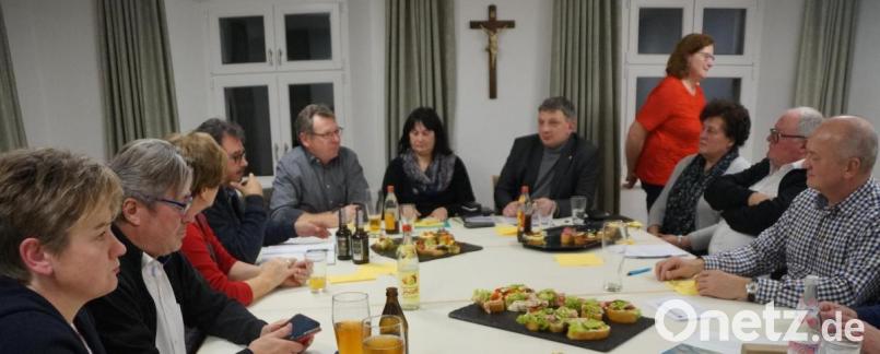 Bürgermeisterin Birgit Höcherl (Mitte) begrüßte die Bürgermeister und Gemeindevertreter zur Mitgliederversammlung der ILE-Kommunen. Manuel Lischka (Fünfter von rechts) trug den Jahresrückblick vor. Bild: weu