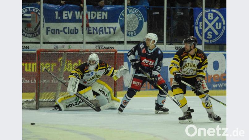 Die Blue Devils kassierten am Sonntagabend mit 4:6 gegen den ERC Sonthofen die dritte Heimniederlage in Folge. Die Weidener boten 40 Minuten lang eine schwache Leistung, die Steigerung im Schlussabschnitt war nicht mehr von Erfolg gekrönt. Hier lauert Chase Clayton vergeblich vor dem Kasten von Gästegoalie Christian Schneider. Bild: gb