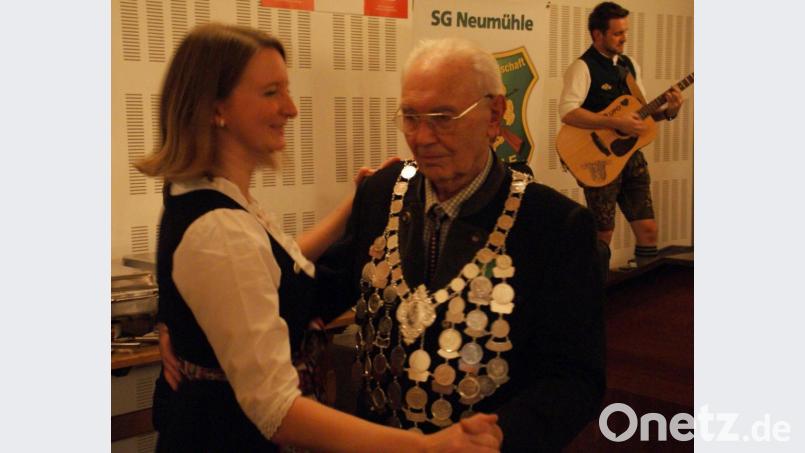 Das Königspaar Susanne Bauer und Xaver Auerbacher. Im Hintergrund spielen die Boazn Briada zum Tanz auf. Bild: dop