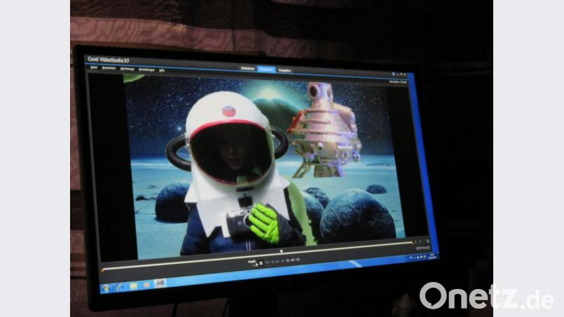 Enkel Lucas als Astronaut, im Hintergrund ist das Raumschiff zu sehen. Der Mond, auf dem Lucas steht, war früher einmal ein Foto von einem Meeresstrand. Sein Atemschutzhelm ist aus Pappmaché und das Raumschiff aus Silberpapier. Bild: ubb