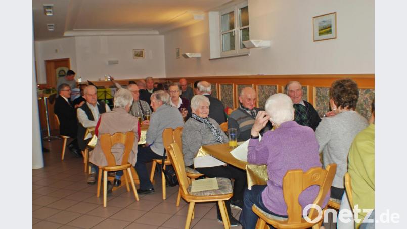 Zur Senioren-Advenstfeier hatten der Katholische Frauenbund, die Ortsgruppe des Bayerischen Roten Kreuzes und die Pfarrcaritas in die Bruder-Claus-Stuben eingeladen Bild: enz