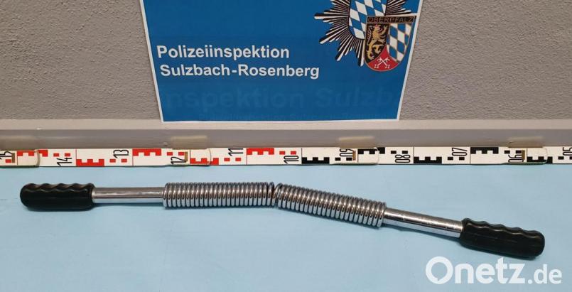 Mit dieser Biegehantel bewaffnet, griff ein Randalierer Polizisten an. Bild: Polizei