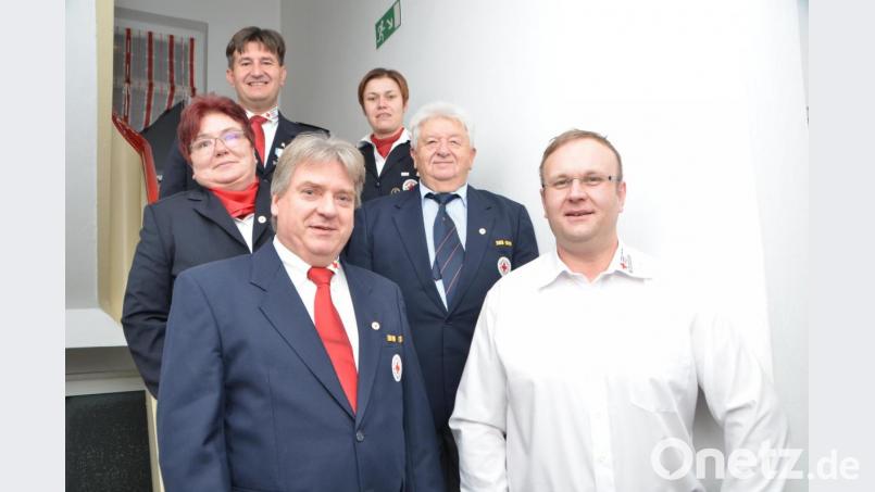 Kreisgeschäftsführer Sandro Galitzdörfer und stellvertretende Kreisbereitschaftsleiterin Corinna Rewitzer (hinten, von links) zeichneten verdienstvolle Mitglieder aus. Darunter war auch Dr. Rudolf Poschenrieder (Zweiter von rechts) der sich seit 40 Jahren in den BRK-Kreisverband und in die Bereitschaft Vohenstrauß einbringt. Für ihren ungemeinen Fleiß und außergewöhnliche Unterstützung erhielt auch Alexandra Kropf (links) die goldene Ehrennadel. Bronze ging an Christian Sollfrank (rechts). Bild: dob