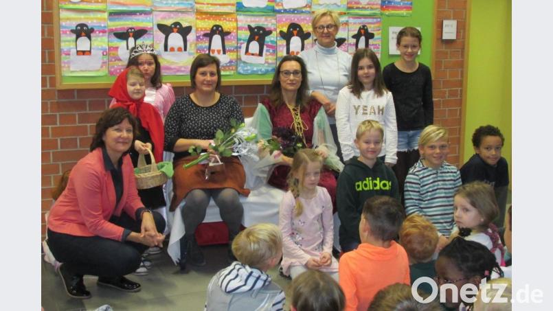 Miriam Schmid (Vierte von links) las das Märchen von der &quot;Struwweliese&quot; beim großen Märchenprojekt der Grundschule vor. Auch ihre Kollegin Birgit Schindler zog mit &quot;Brüderchen und Schwesterchen&quot; zum Erfolg der Aktion mit bei. Rektorin Gudrun Lehner (hinten rechts) und ihre Stellvertreterin Kerstin Zaus (vorne links) dankte allen Akteuren des Obst- und Gartenbauvereins. Bild: mez