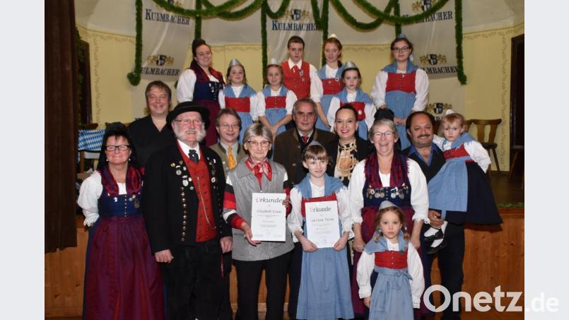 Die Geehrten Elisabeth Kraus und Larissa Weiss mit Ehrengästen und der Jugendgruppe der &quot;Altbairischen&quot;, die den besinnlichen Teil der Weihnachtsfeier im &quot;Postkeller&quot; wunderbar gestalteten. Bild: hcz
