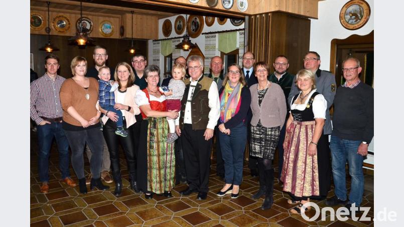 Im Dienste der Ortschaft Pfrentsch bringt sich Georg Kleber (Mitte), der am Wochenende seinen 60. Geburtstag feierte, in vielen Vereinen bis hin zum Waidhauser Marktrat gerne ein. Bild: fjo