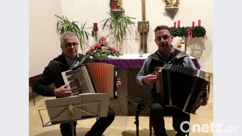 Bernhard Waidhas und Reiner Artmann (von links) ließen mit Akkordeon und Gesang drei schwungvolle Mundartstücke erklingen. Bild: lnz