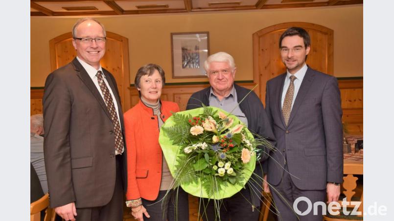 Dr. Frank Holzförster, Christina von Seckendorf (von links) und Abgeordneter Stephan Oetzinger (rechts) verabschieden Manfred Riebl. Bild: fz