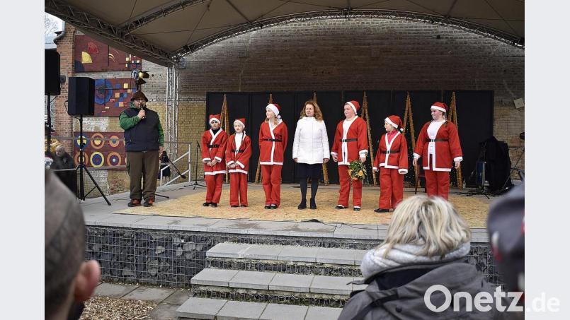 Moderator Andreas Götz mit der Step-Tanz-Gruppe und ihrer Lehrerin Irina Smutna. Ihren Blumenstrauß hält schon Mattej in der Hand. Bild: sckZum