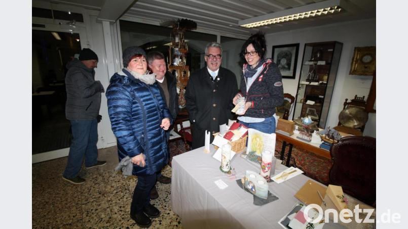 So ruhig ging es am Candle-Light-Freitag im &quot;Musikeum&quot; nicht immer zu: Kerzenmacherin Christine Heinl und Museumsleiter Anton Heindl steckten zwei Besuchern ein kunstvolles Licht auf. Bild: bjp
