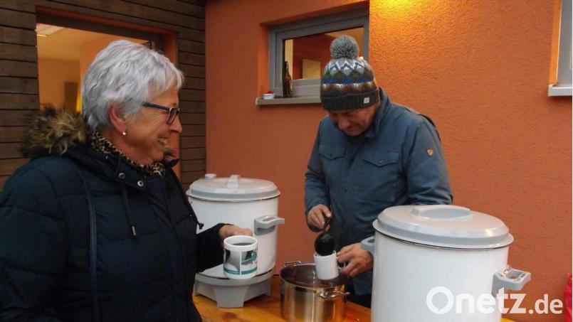 Glühwein und Kinderpunsch wärmen die Gäste. Bild: trj