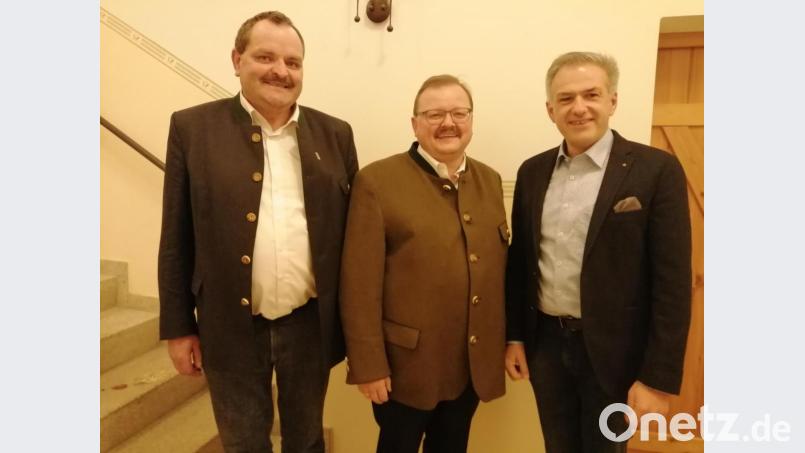 CSU-Ortsvorsitzender Michael Schedl, Bürgermeister Alfred Stier sowie Stellvertretender CSU-Kreisvorsitzender Roland Grillmeier freuen sich über die Bärnauer Kandidatenliste (von links). Bild: rdh
