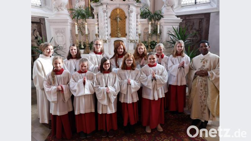 Zwölf Kinder wurden neu in die Schar der Ministranten der Pfarrei Pfreimd aufgenommen. Es freuen sich Pfarrer Georg Parampilthadathil (rechts) und Gemeindereferentin Antonia Preßl (zweite Reihe, links). Bild: hir