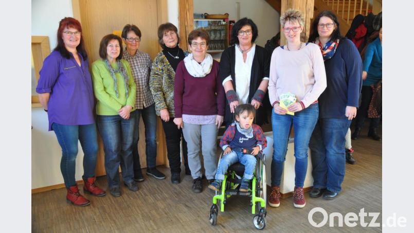 Von links: Theresia Horn, Lydia Fröhlich, Irene Zdzieblik, Brigitte Stich, Sabine Zehrer, Christine Stich, Daniela Pscherer und Anja Clement mit Tim im Rollstuhl Bild: ak