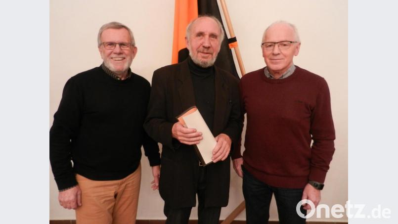 Helmut Langhammer (Mitte) wird für seine Leistungen in der Kolpingsfamilie zum Ehrenmitglied ernannt. Mit auf dem Bild die beiden weiteren Vorsitzenden Bernhard Riedl (links) und Toni Waldmann. Bild: nn