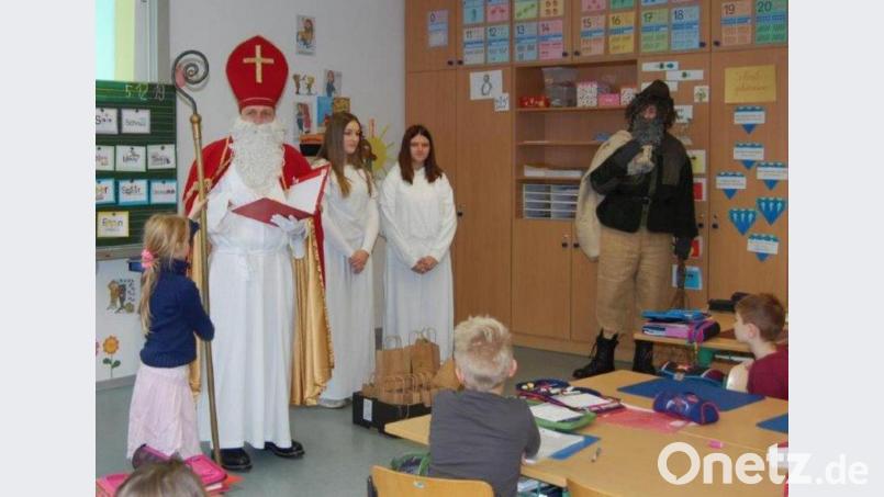 Durch die Kooperation mit der Mittelschule erlebten die Grundschüler einen schönen Nikolaustag. Bild: weu