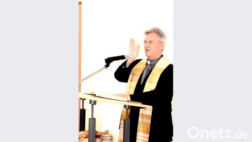 Pfarrer Peter Wolz segnete nach den das neue Pfarrheim und übergab es seiner Bestimmung. Bild: gab